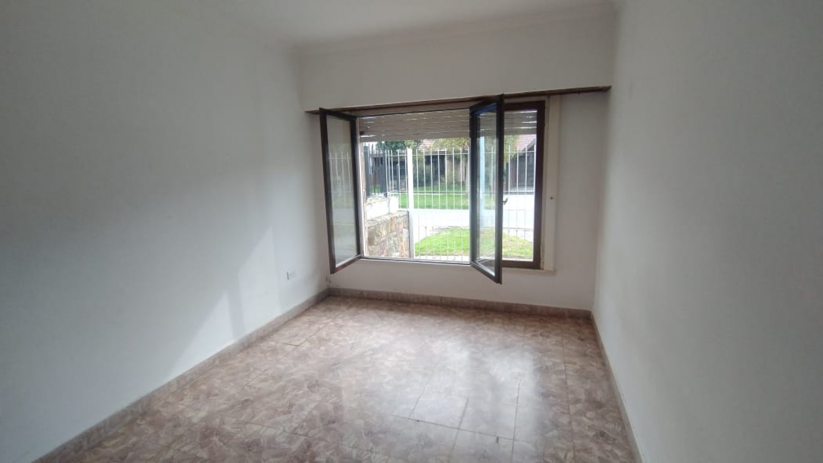 ALQUILO CHALET 5 AMBIENTES