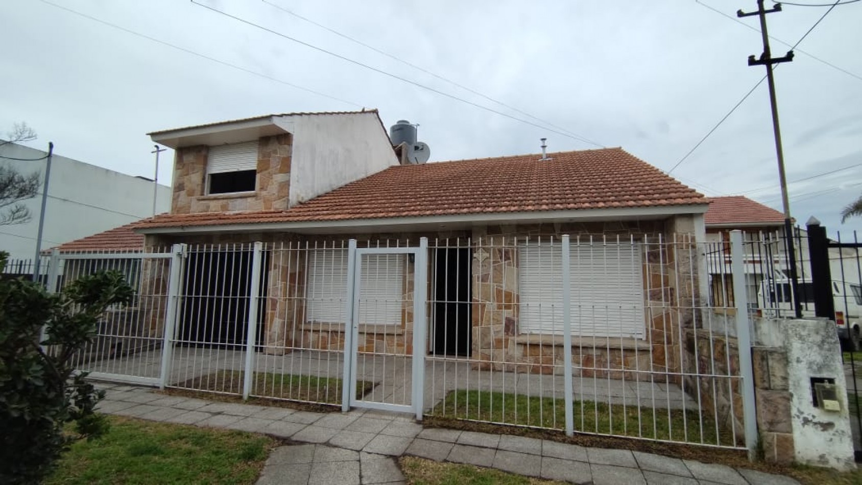 ALQUILO CHALET 5 AMBIENTES