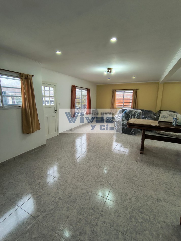 CASA 4 AMBIENTES CON COCHERA