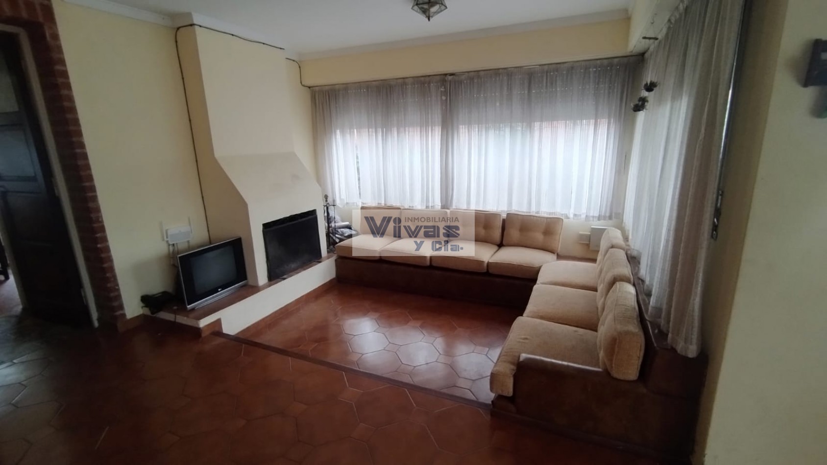 CHALET 4 AMBIENTES CON GARAGE Y PARQUE