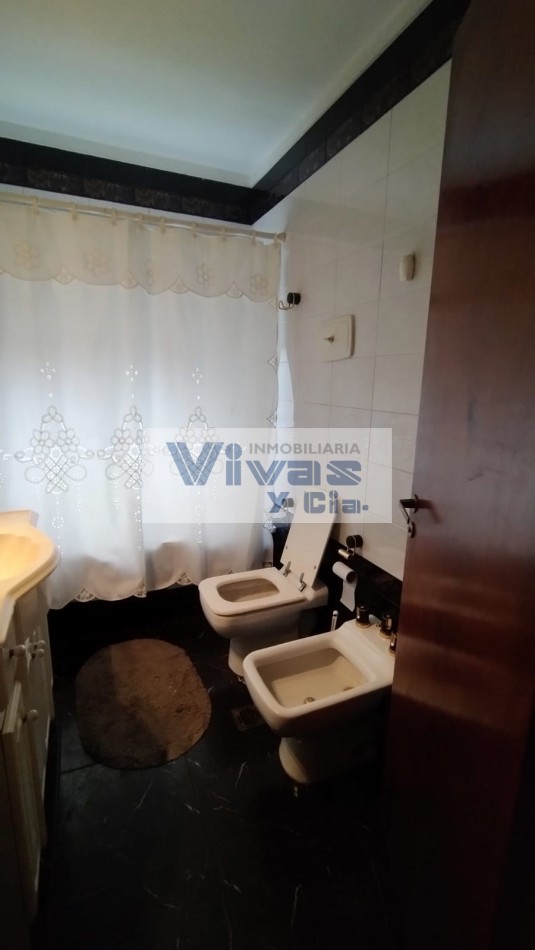 CHALET 4 AMBIENTES CON GARAGE Y PARQUE