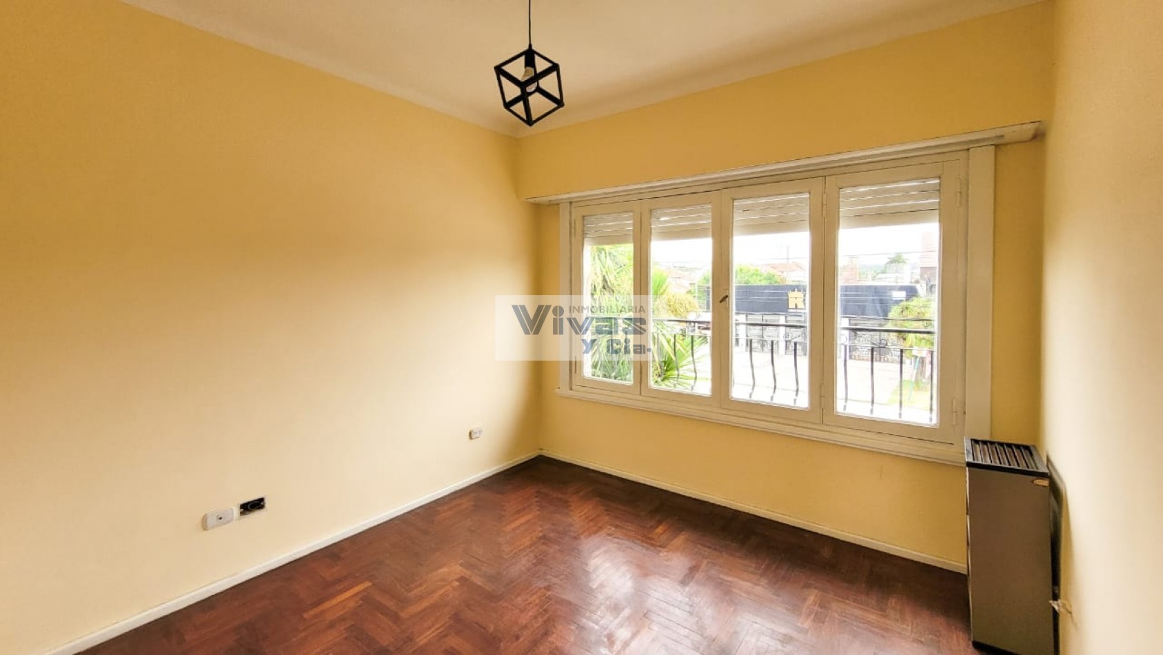 CHALET EN ALQUILER SOBRE AVENIDA