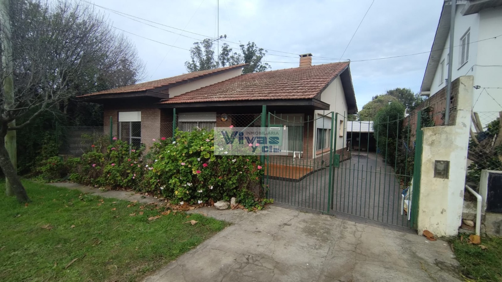 CHALET 4 AMBIENTES CON GARAGE Y PARQUE