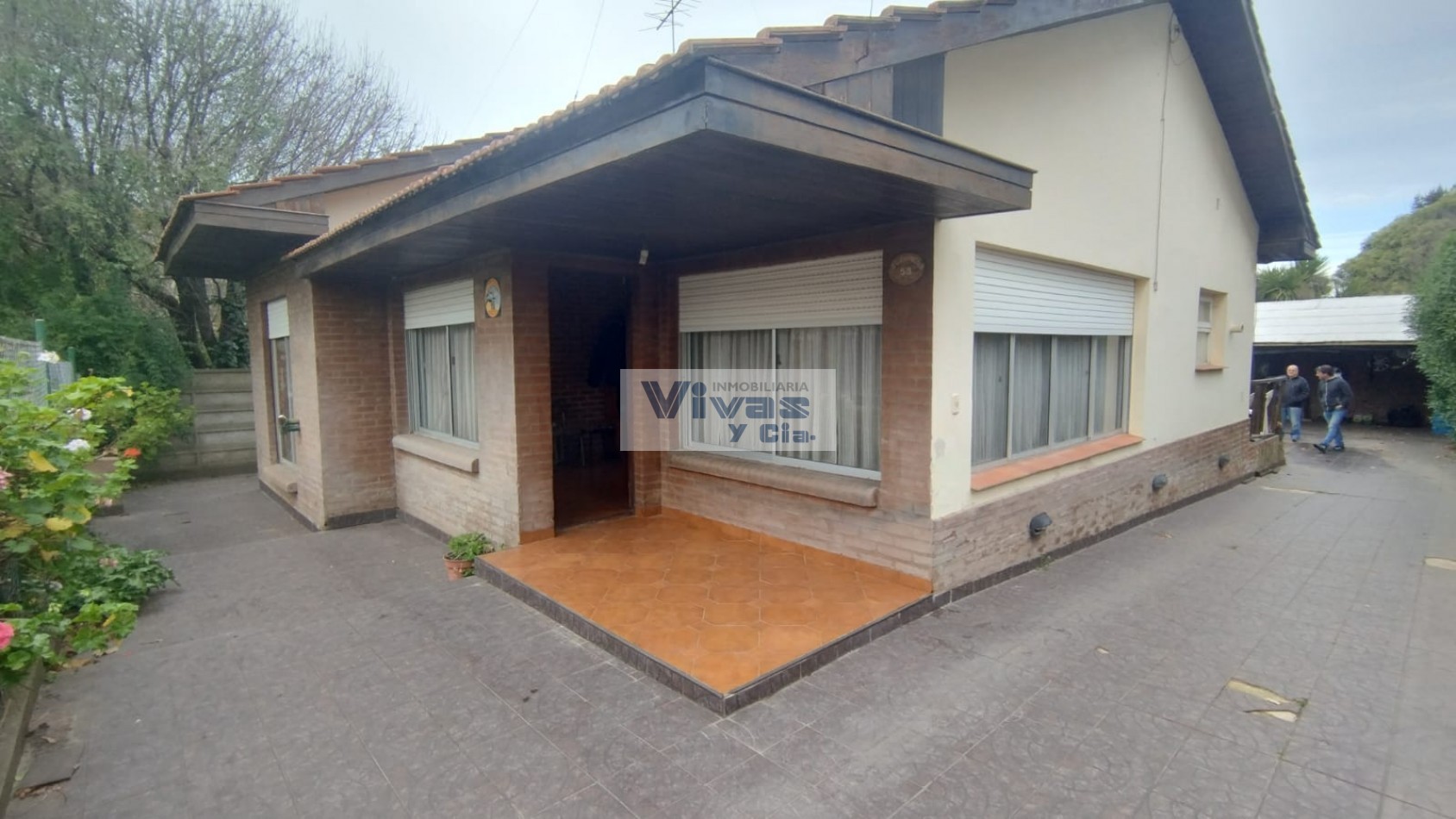 CHALET 4 AMBIENTES CON GARAGE Y PARQUE