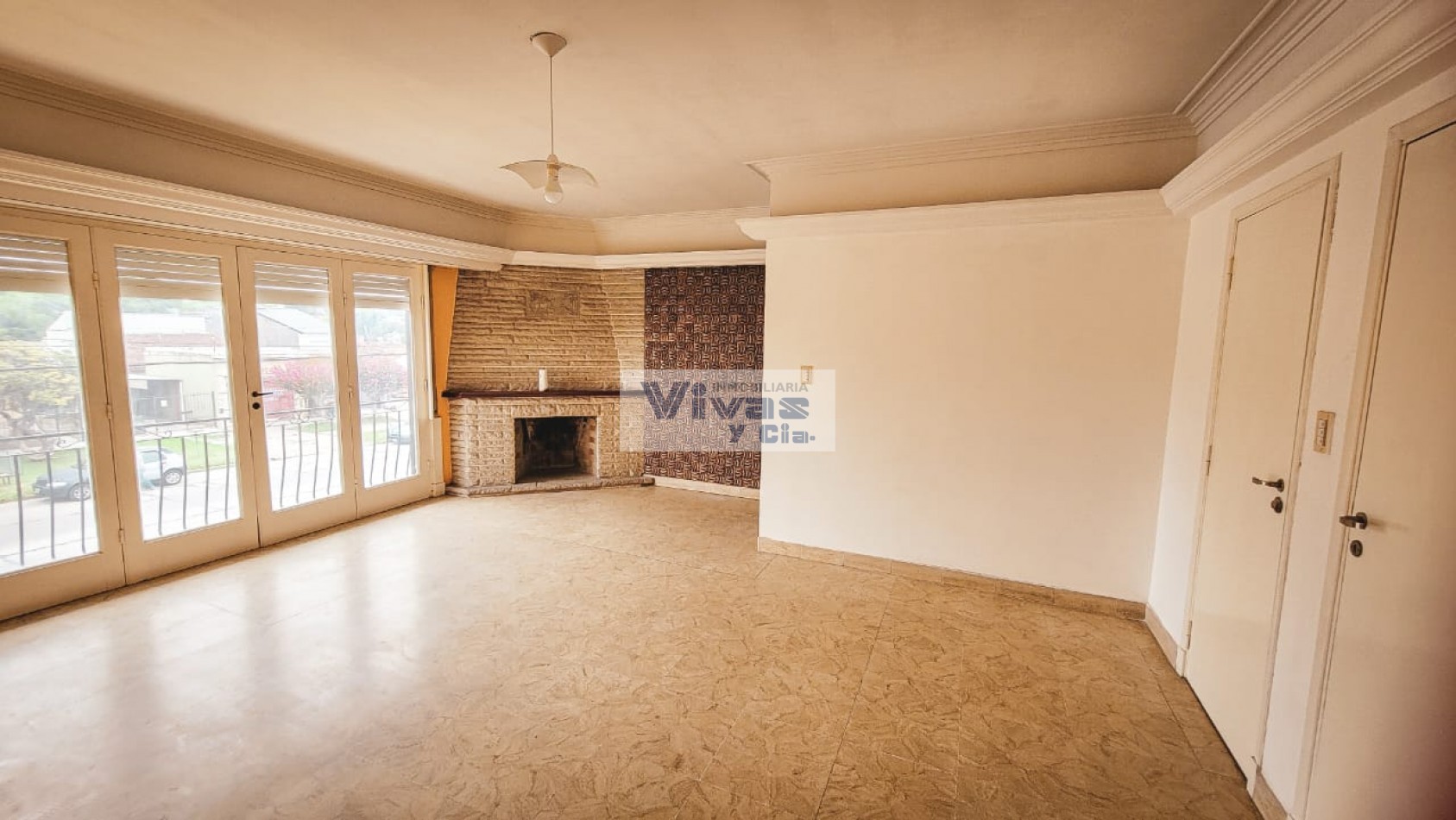 CHALET EN ALQUILER SOBRE AVENIDA