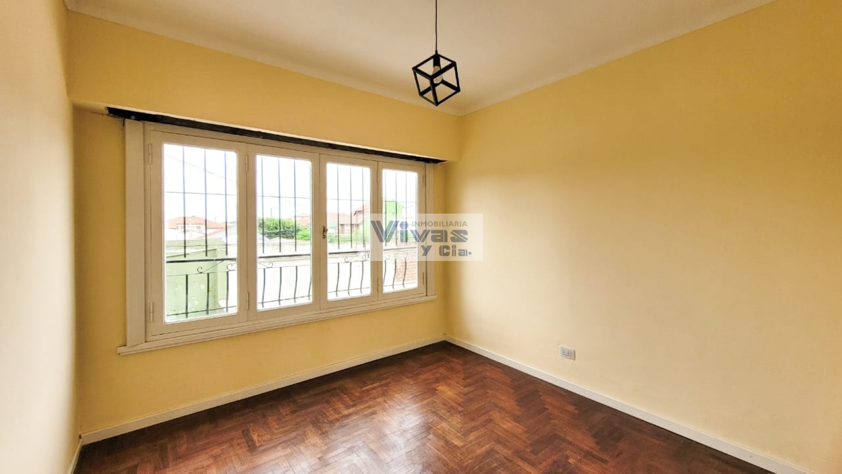 CHALET EN ALQUILER SOBRE AVENIDA