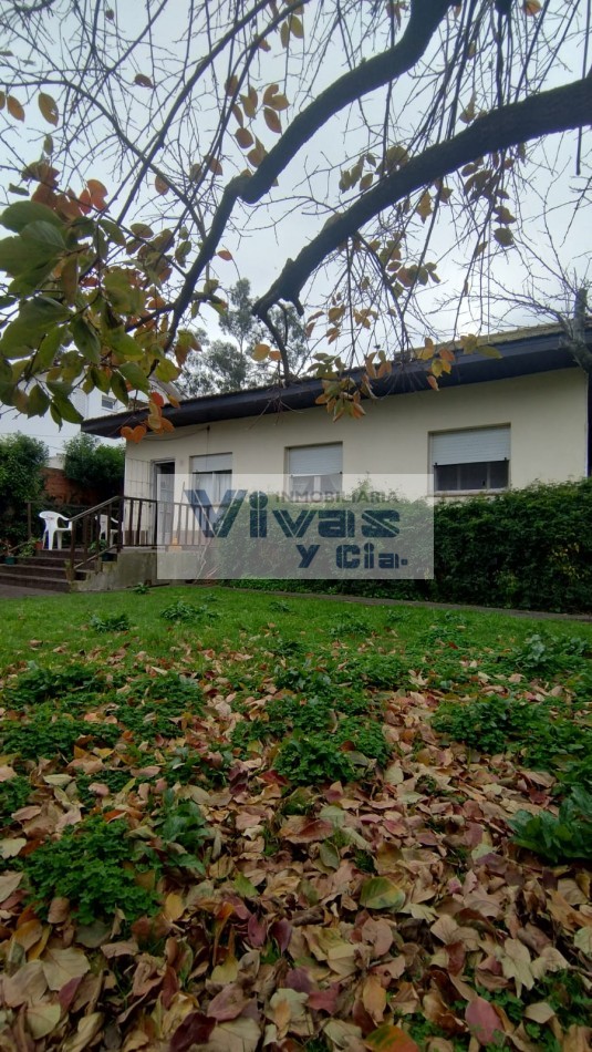 CHALET 4 AMBIENTES CON GARAGE Y PARQUE