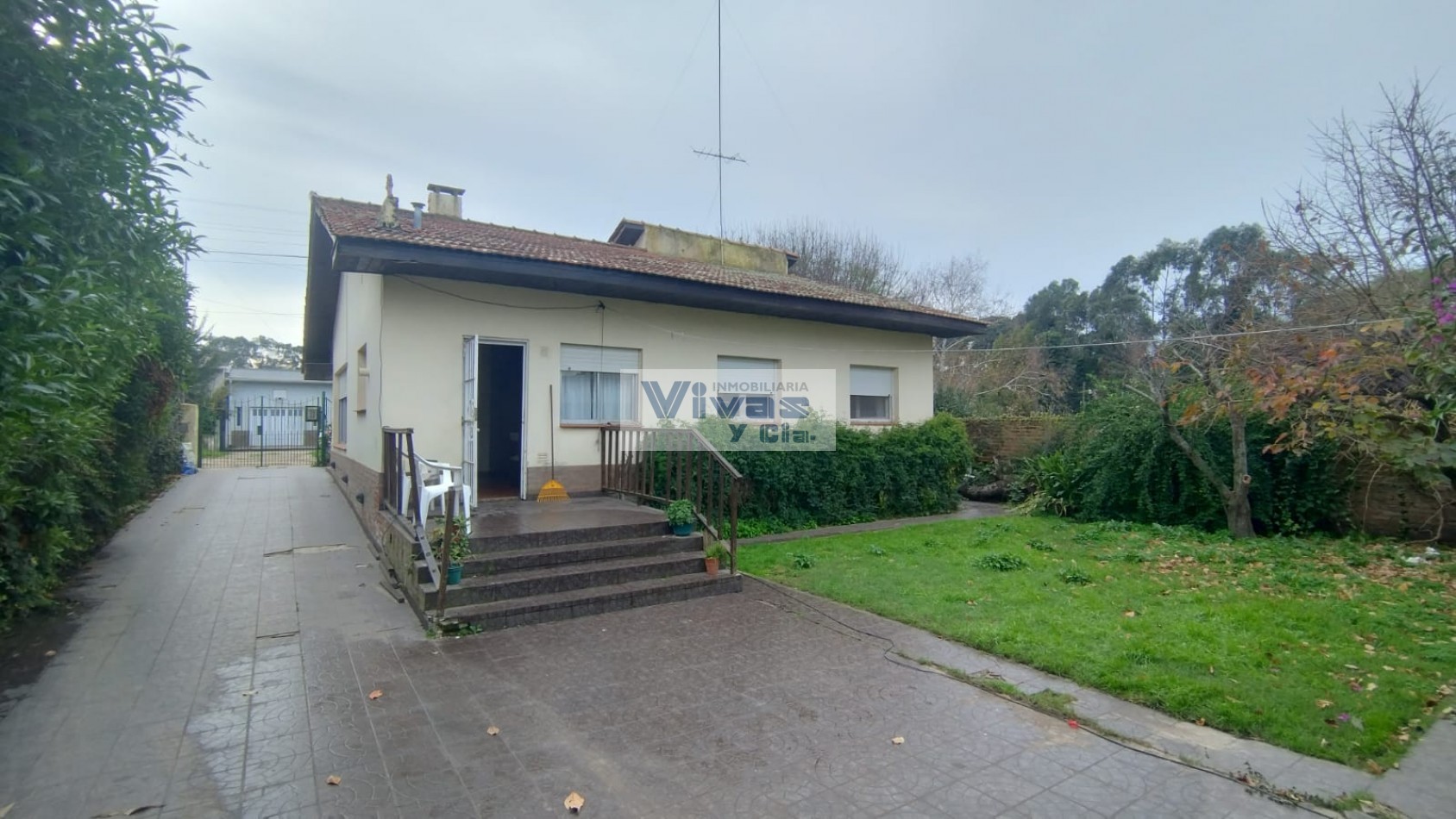 CHALET 4 AMBIENTES CON GARAGE Y PARQUE