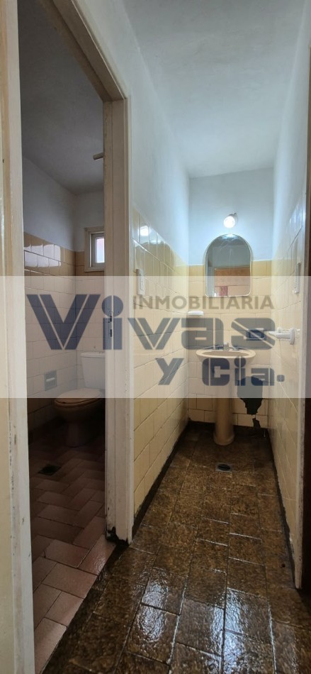 LOCAL CON DEPOSITO Y PRIVADO