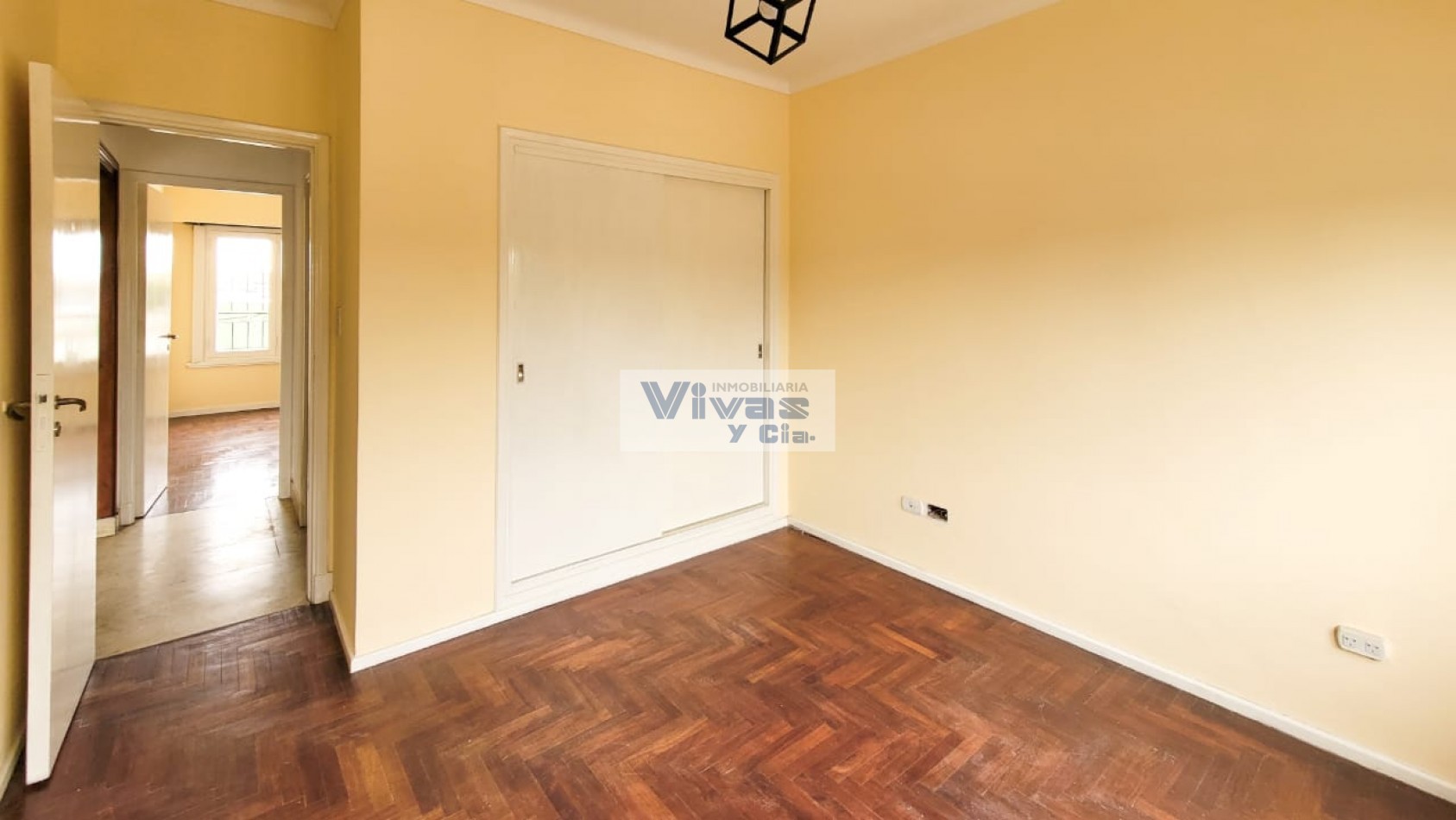 CHALET EN ALQUILER SOBRE AVENIDA