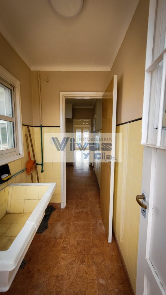 CHALET EN ALQUILER SOBRE AVENIDA