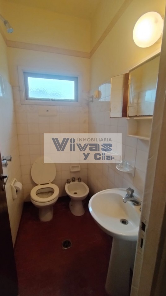 CHALET 4 AMBIENTES CON GARAGE Y PARQUE