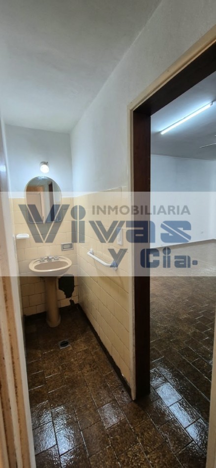 LOCAL CON DEPOSITO Y PRIVADO