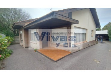 CHALET 4 AMBIENTES CON GARAGE Y PARQUE