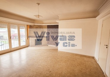 CHALET EN ALQUILER SOBRE AVENIDA